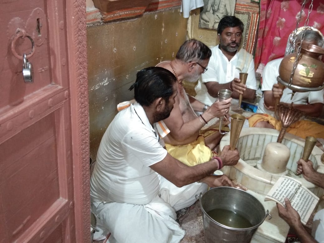 IMG 20210816 WA0191 ऊर्जा मंत्री डॉ. कल्ला ने सावन के अंतिम सोमवार को रंगोलाई महादेव मंदिर में किया रुद्राभिषेक Bikaner Local News Portal धर्म