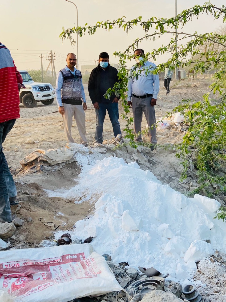 IMG 20220217 WA0123 खारा में 2,250 किलो नमक नष्ट करवाया, बेसन, भुजिया व पापड़ के नमूने लिए * कोरोना की इवनिंग रिपोर्ट Rajasthan News Portal बीकानेर अपडेट