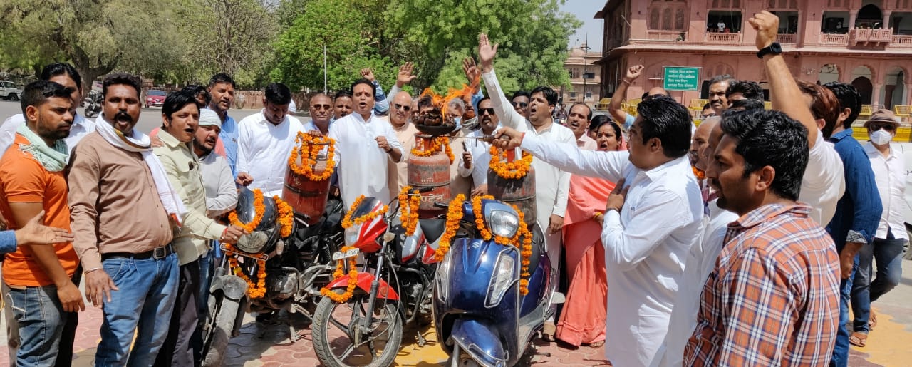 IMG 20220404 WA0168 कांग्रेस का प्रदर्शन : मोटरसाइकिल और सिलेण्डर की उतारी आरती Bikaner Local News Portal बीकानेर अपडेट