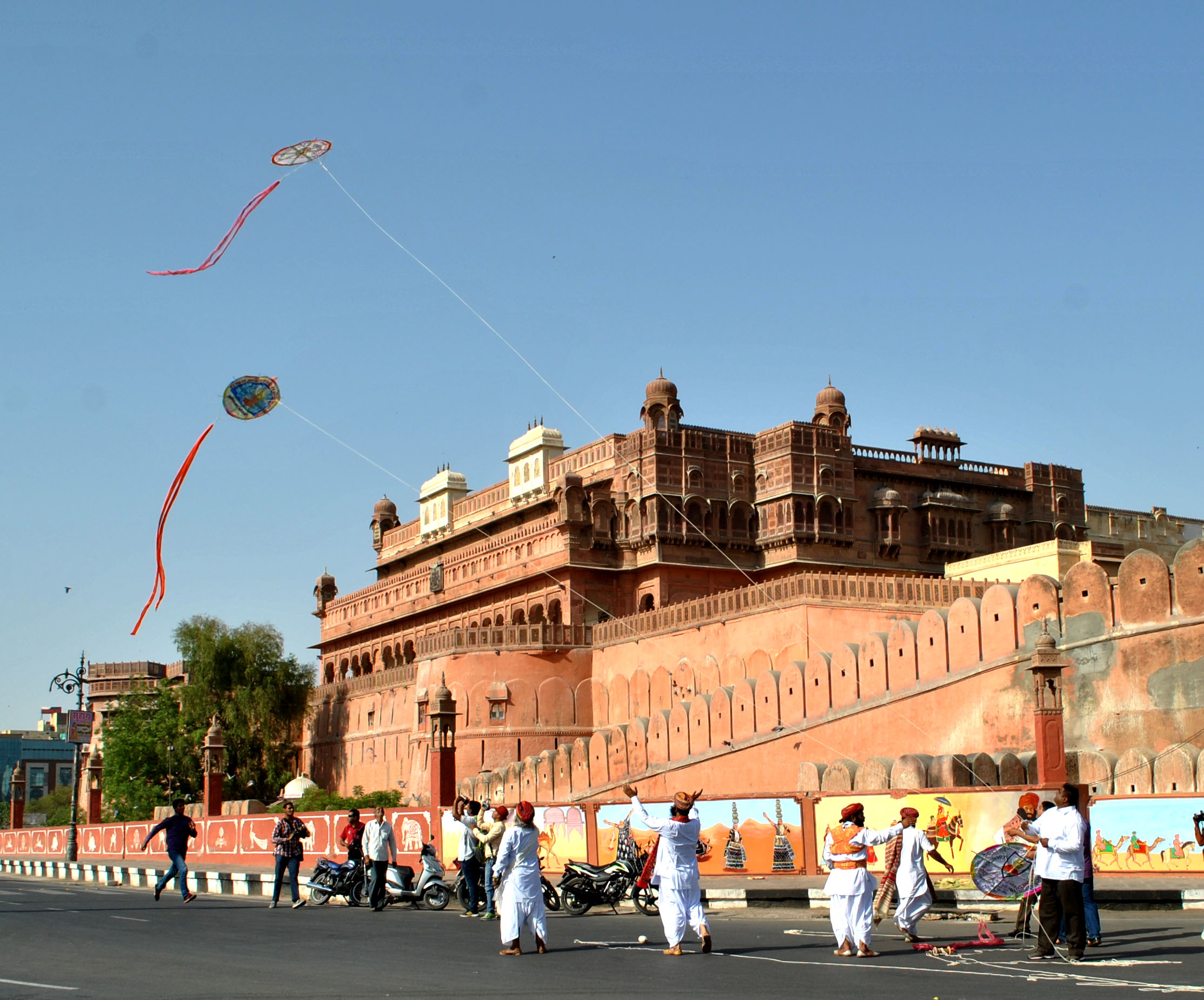 FilePhoto ChandarFlyinginfrontofJunagarh 1 तब श्रीकरणी माता ने बीकानेर की स्थापना के लिए दिया आशीर्वाद औऱ बीकाजी का विवाह करवाया Bikaner Local News Portal बीकानेर अपडेट