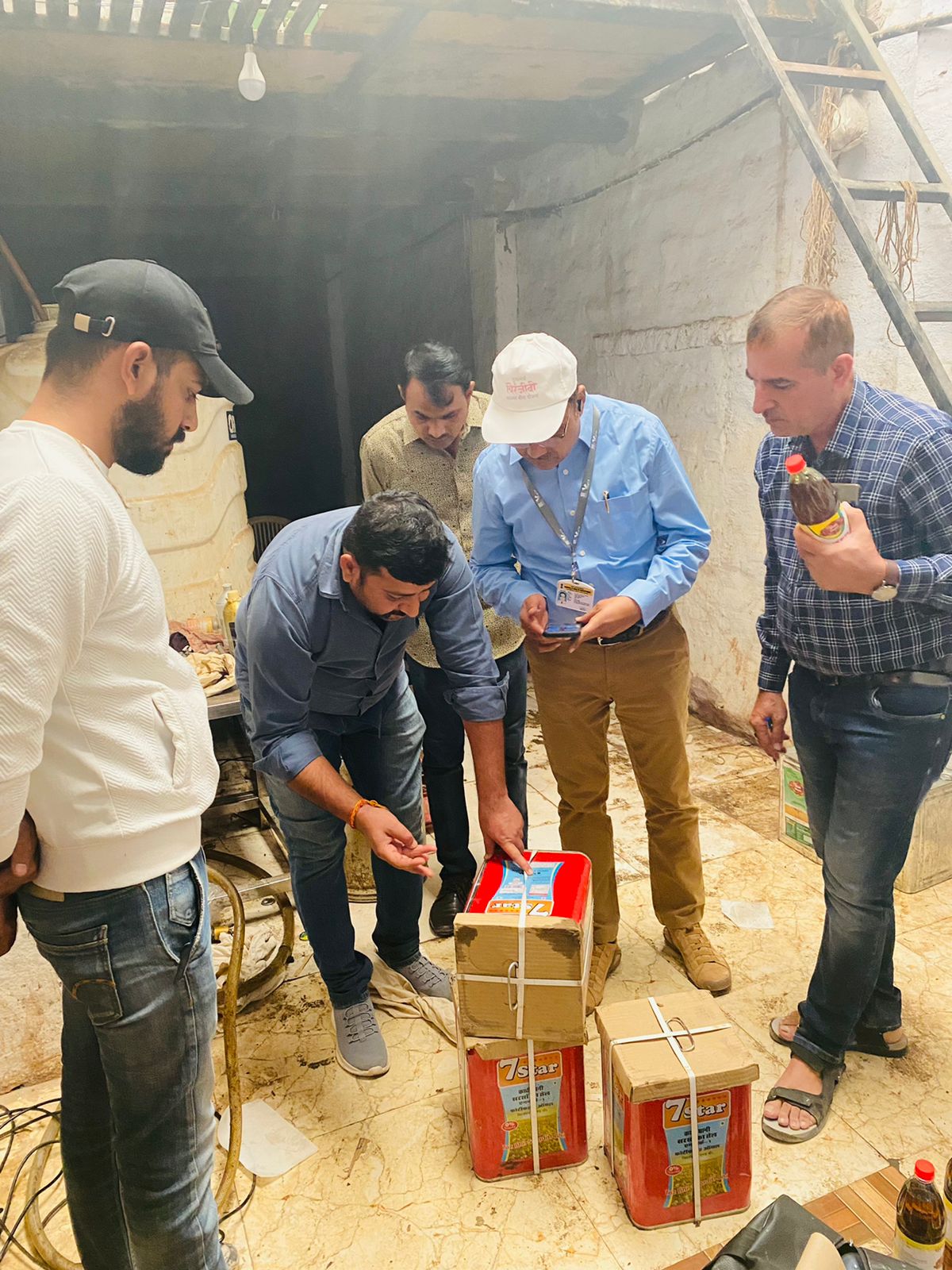 IMG 20221018 WA0094 बीकानेर : 490 लीटर मिलावटी सरसों का तेल जब्त, 60 लीटर तेल करवाया नष्ट Rajasthan News Portal बीकानेर अपडेट