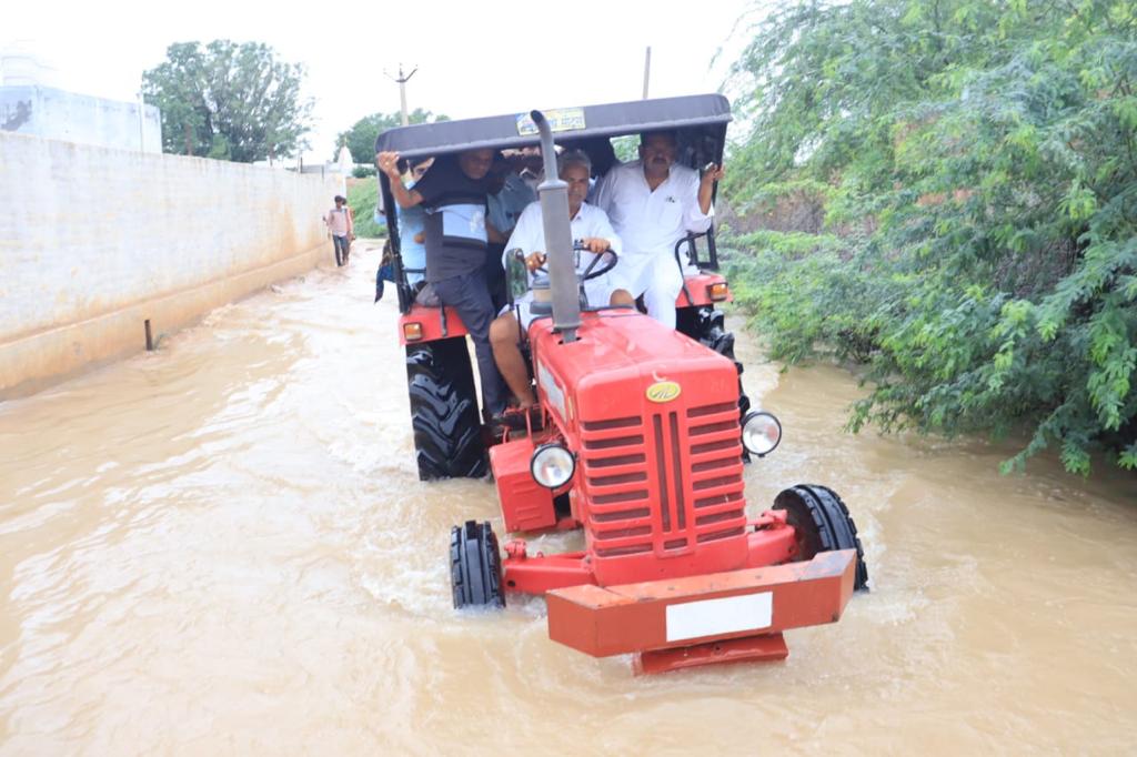 IMG 20230728 WA0192 भारी बारिश : <em>श्रीकोलायत क्षेत्र के गांवों में जलभराव की स्थिति</em>, ऊर्जा मंत्री ने देखे हालात Bikaner Local News Portal बीकानेर अपडेट