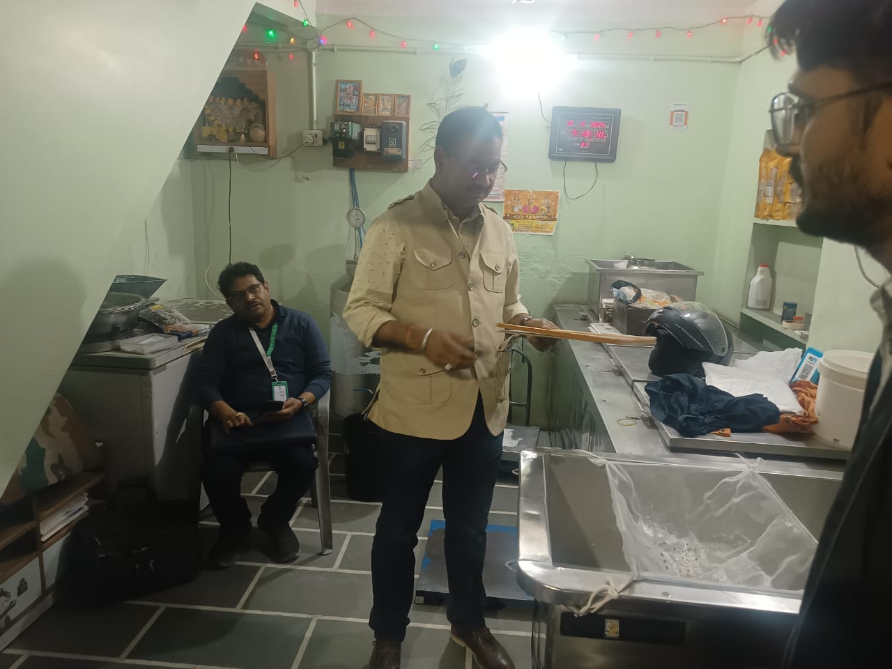 IMG 20240215 WA0306 मिलावट पर अंकुश के लिए ’शुद्ध आहार - मिलावट पर वार’ अभियान शुरू, दूध व तेल के सैंपल लिए Rajasthan News Portal बीकानेर अपडेट
