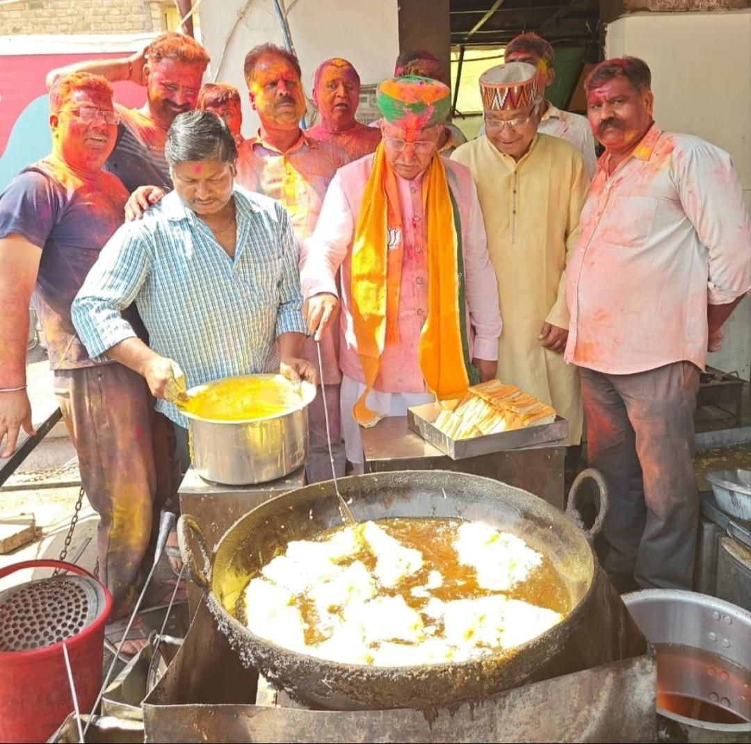 IMG 20240326 WA0204 कार्यकर्ताओं के आग्रह पर भाजपा प्रत्याशी अर्जुनराम मेघवाल ने बनाए ब्रेड पकोड़े Bikaner Local News Portal बीकानेर अपडेट