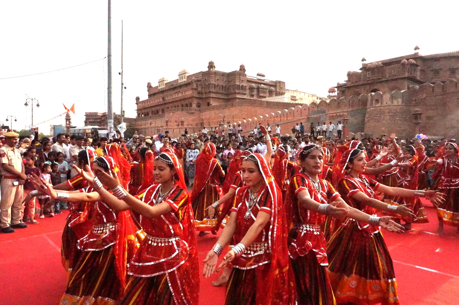 IMG 20240411 221839 बीकानेर: महिला कांस्टेबल्स ने लोक नृत्य से दिया मतदान का संदेश Bikaner Local News Portal राजस्थान