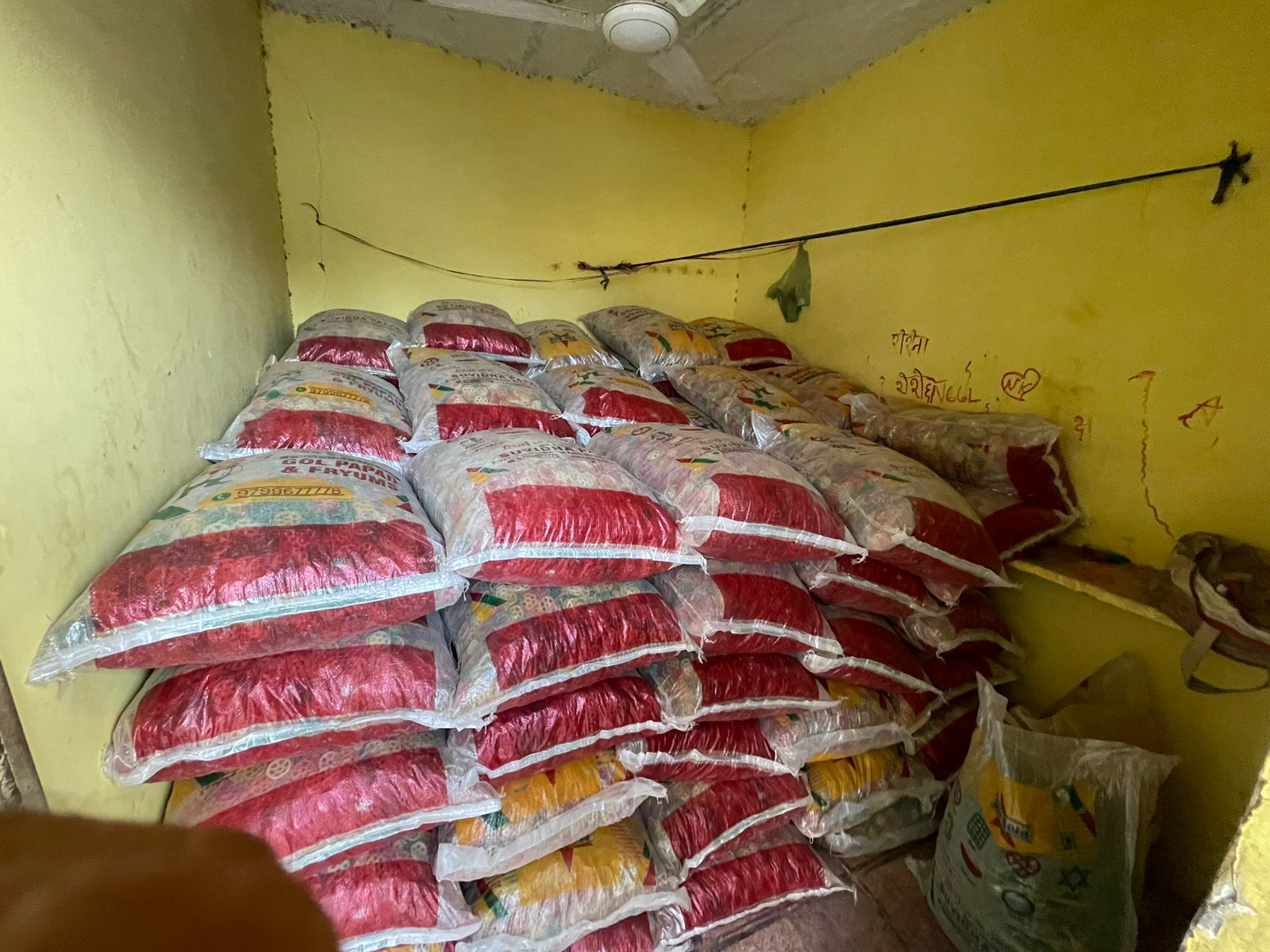 IMG 20240610 WA0245 बीकानेर में 1,980 किलो गोल पापड़ किया सीज, खाद्य सुरक्षा दल की करणी औद्योगिक क्षेत्र में कार्रवाई Bikaner Local News Portal राजस्थान