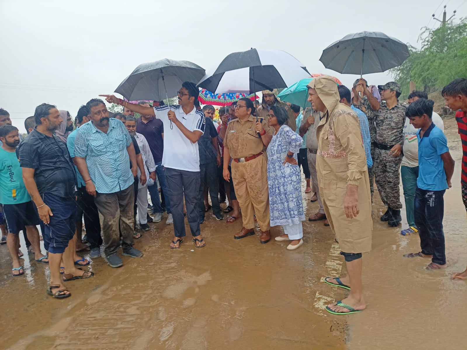 IMG 20240816 WA0231 श्रीकोलायत व झझू के बीच रास्ता बंद, जिला कलेक्टर ने जलभराव देखे, सख्त निर्देश दिए Bikaner Local News Portal राजस्थान