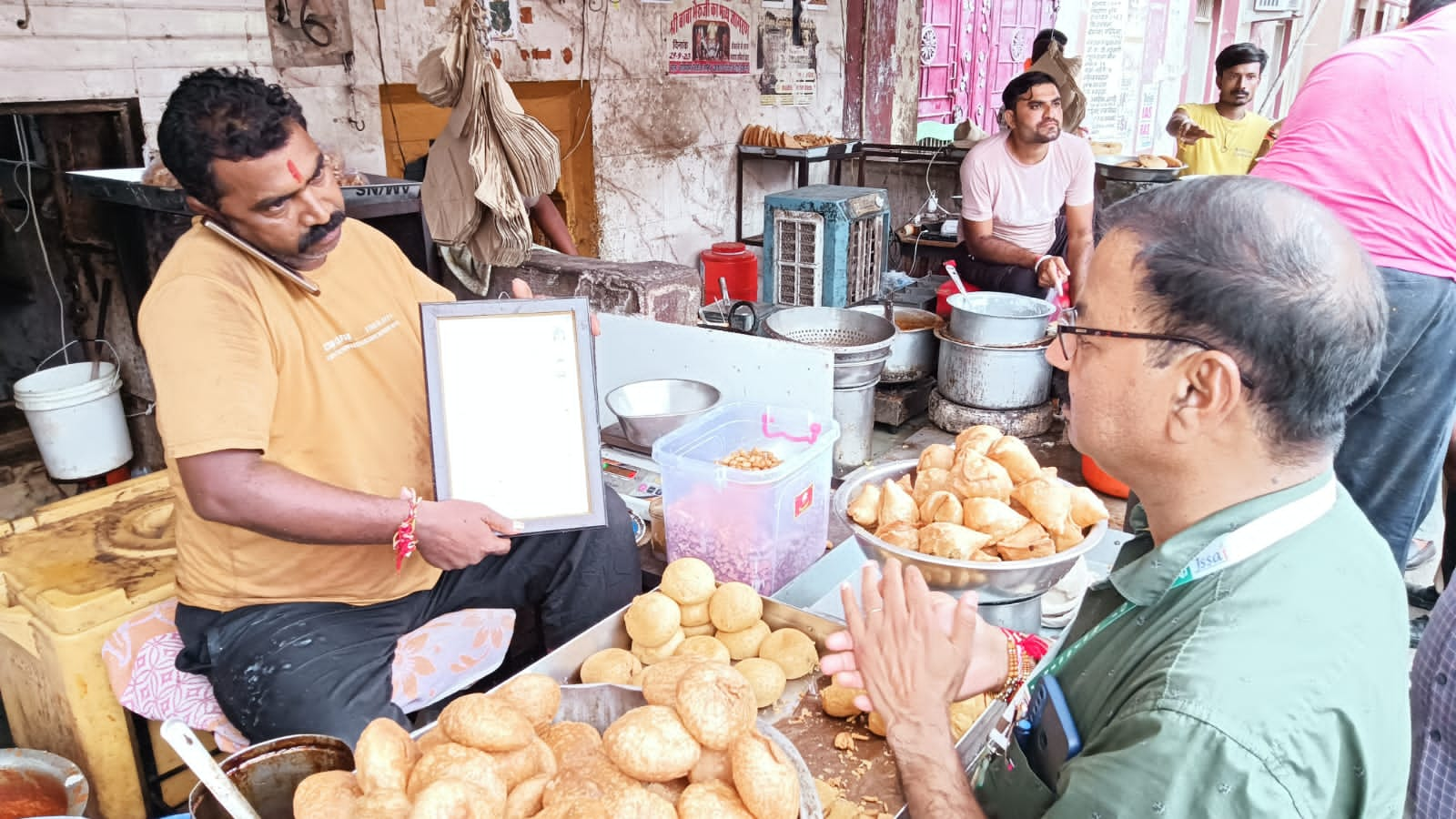 IMG 20240822 WA0313 कचौड़ी समोसा व नमकीन सेंटरों पर स्वास्थ्य विभाग की कार्रवाई, लिए सैंपल Bikaner Local News Portal राजस्थान