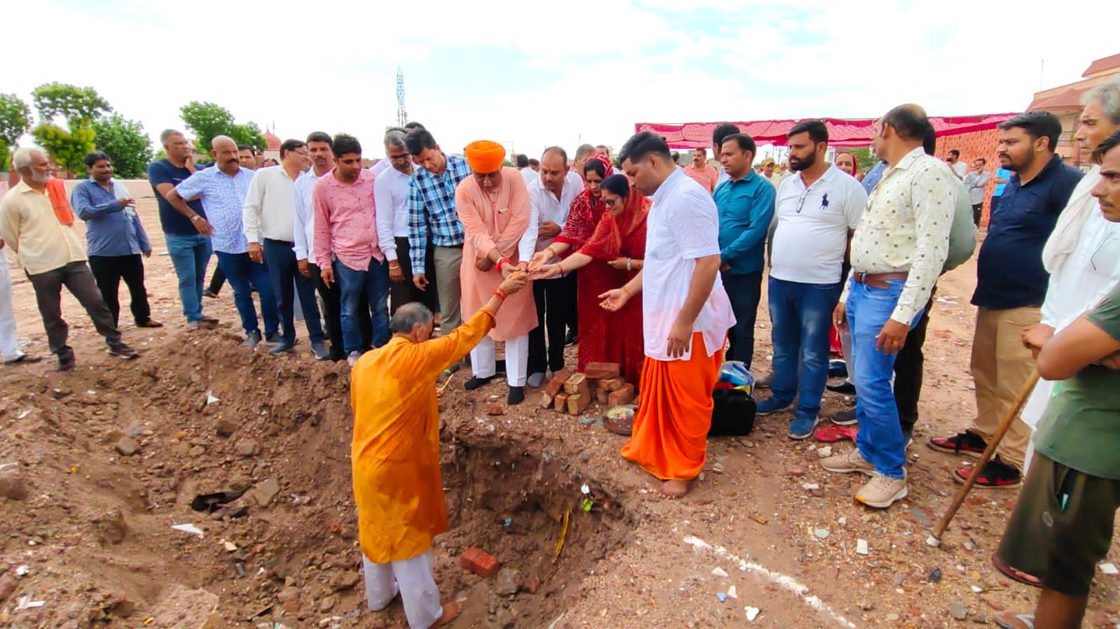 IMG 20240823 WA0219 नारेबाजी के बीच विधायक और महापौर ने जलदाय विभाग के टंकी निर्माण कार्य का किया भूमि पूजन Bikaner Local News Portal बीकानेर अपडेट