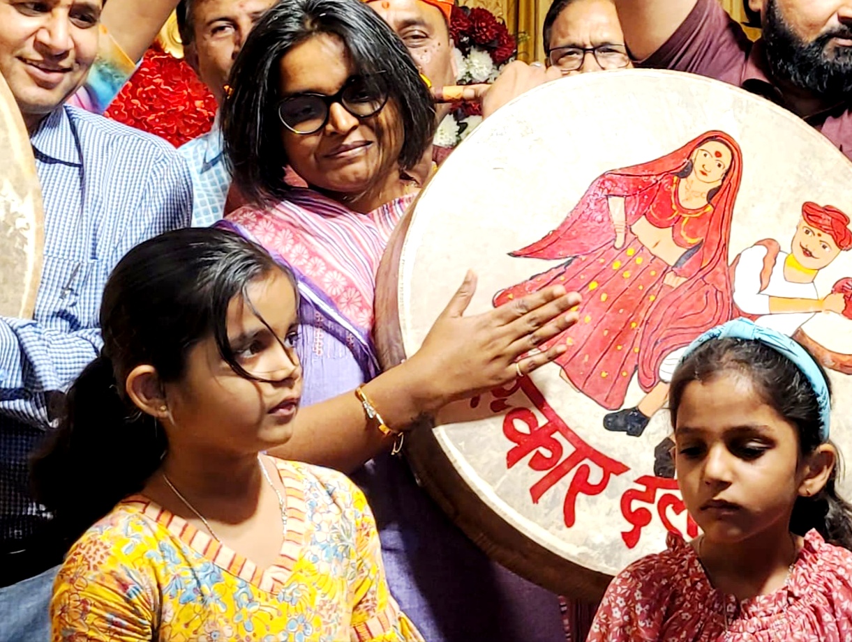 IMG 20250309 172231 जिला कलेक्टर श्रीमती वृष्णि ने चंग पर लगाई थाप, पुष्पों की होली खेल दी बधाई Bikaner Local News Portal बीकानेर अपडेट