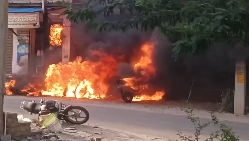 IMG 20250424 WA0011 बीकानेर : आग लगने से तीन मोटरसाइकल व साइकल जलकर राख Bikaner Local News Portal राजस्थान