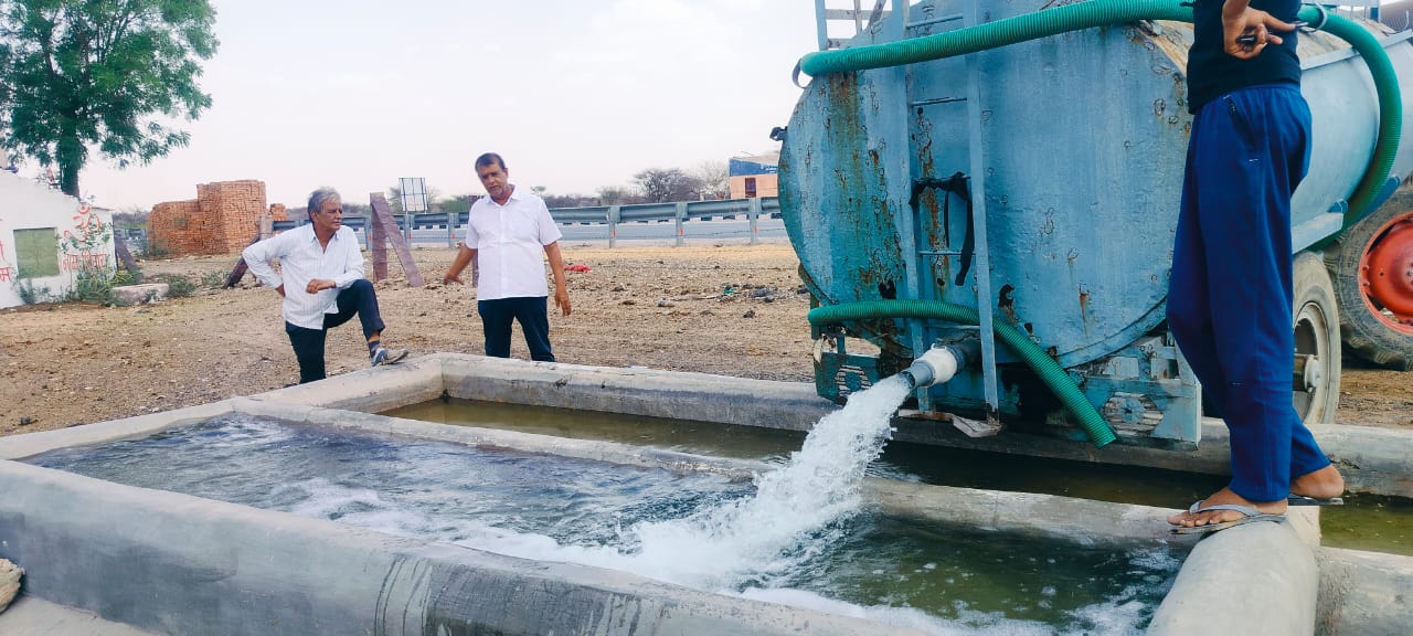 IMG 20250613 WA00091 ग्रामीण : स्याऊ बाबा गौशाला मे गायों की खेलियों मे टेंकर से पानी डलवाया Rajasthan News Portal बीकानेर अपडेट