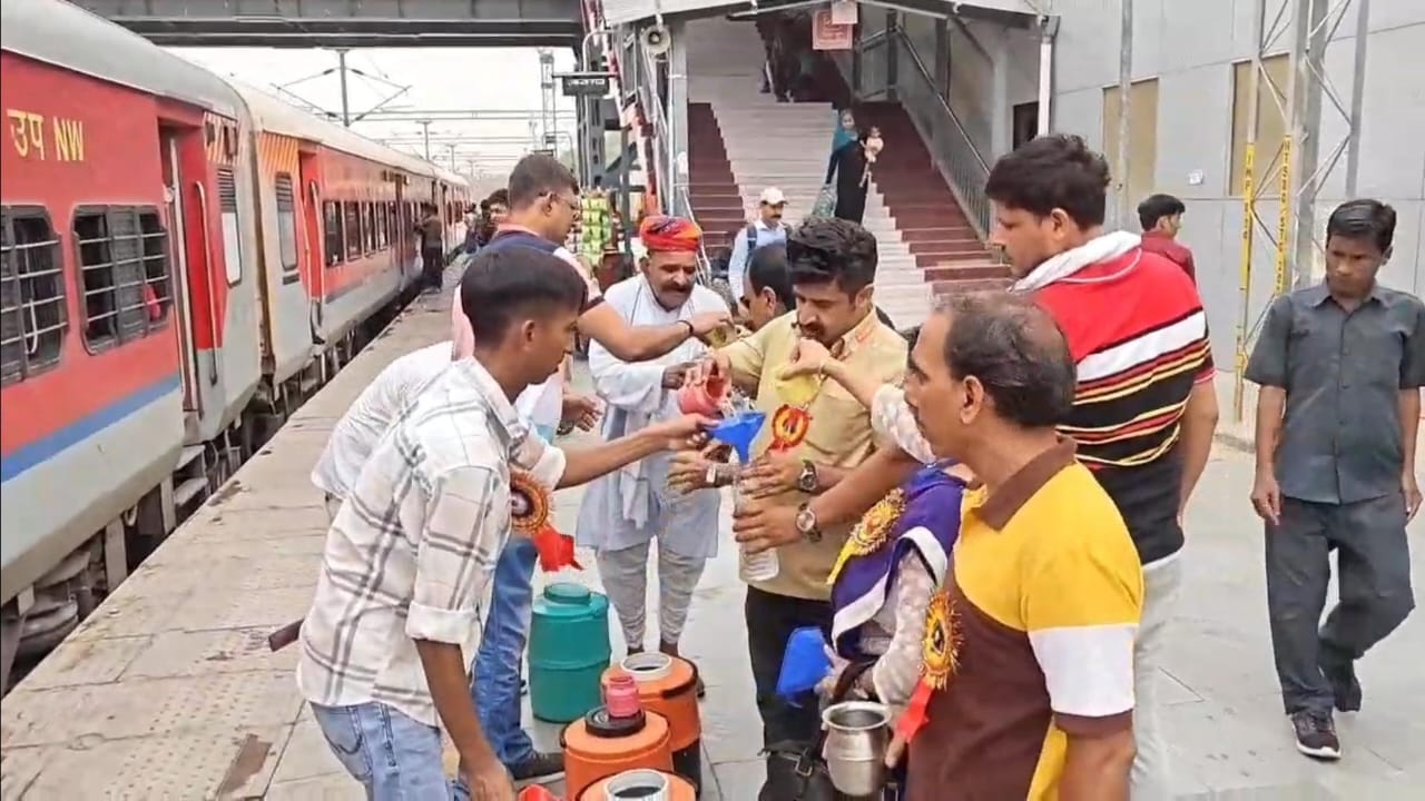 IMG 20250616 WA0020 रेलवे स्टेशन पर जल सेवा Bikaner Local News Portal बीकानेर अपडेट