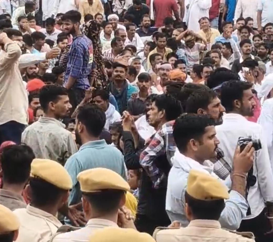 IMG 20250616 184437 चकगर्बी में बने मकानों को तोड़ने व मालिकों को नोटिस थमाने के विरोध में कलेक्टरी परिसर में घेराव Bikaner Local News Portal बीकानेर अपडेट