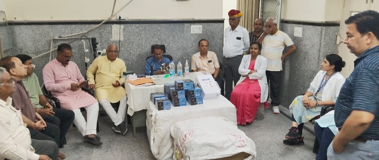 IMG 20250712 WA0027 महाराजा करण सिंह जी की जयंती पर नेत्र चिकित्सालय में दो हजार काले चश्मे भेंट Rajasthan News Portal धर्म