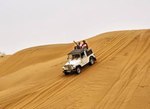 IMG 20250724 095634 सुनहरे मिट्टी के धोरे पर जीप पलटी, महिला पर्यटक की मौत अन्य घायल Rajasthan News Portal पर्यटन