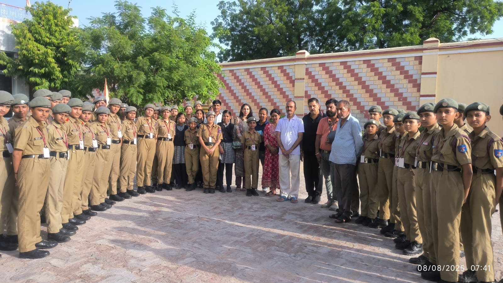 IMG 20250808 WA00081 बॉर्डर पर फौजियों के रक्षासूत्र बांधने जा रही 50छात्राओं का बीकानेर में स्वागत Rajasthan News Portal देश