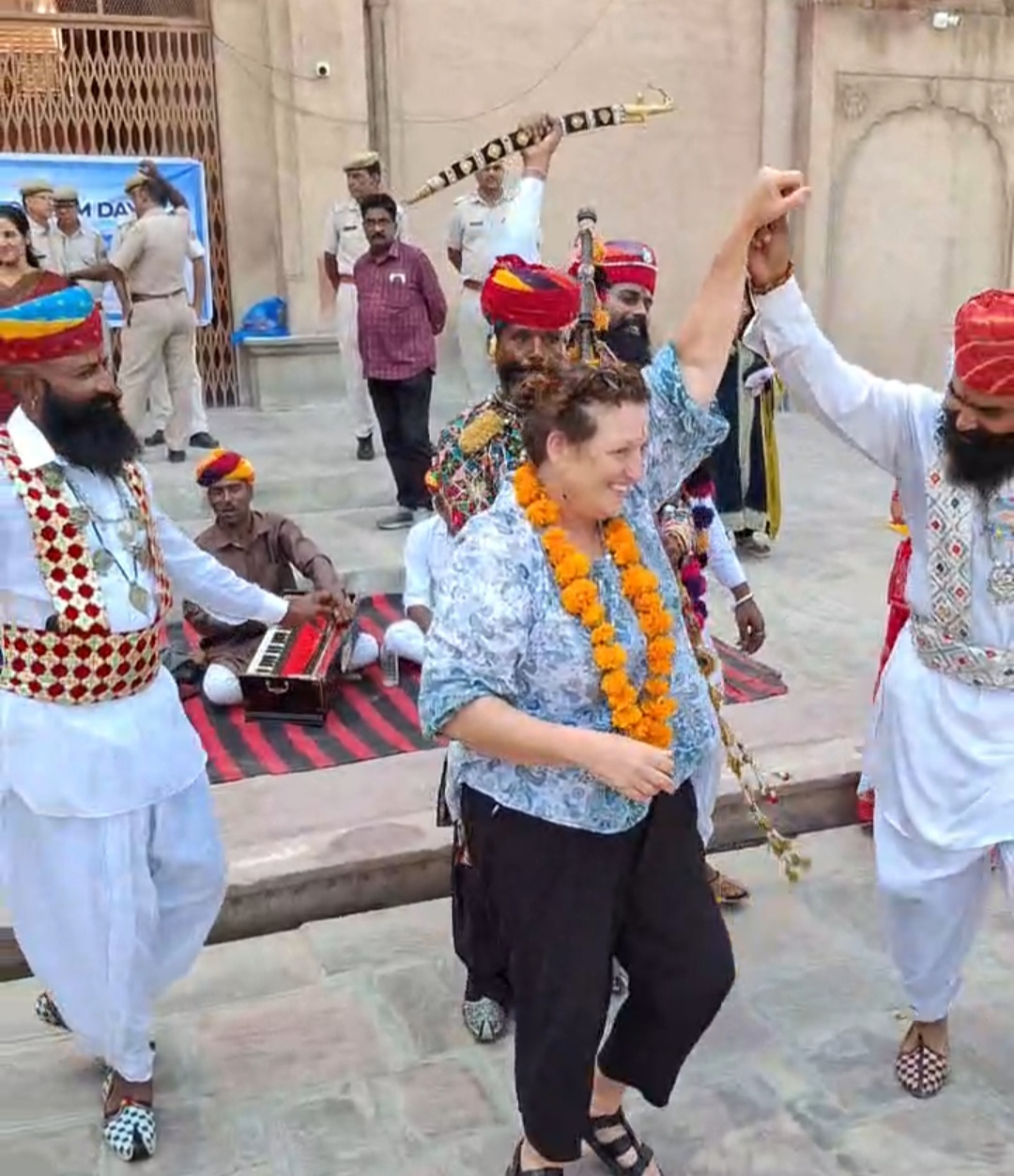 IMG 20250927 185506 बीकानेर में विश्व पर्यटन दिवस पर गूंजे ढोल, झूमे सैलानी Rajasthan News Portal पर्यटन