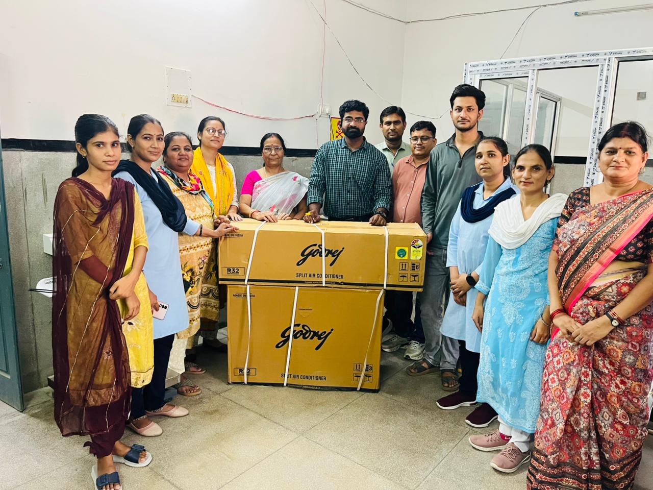 IMG 20251001 WA00081 महिला स्वास्थ्य कार्यकर्ता ने शहरी प्राथमिक स्वास्थ्य केंद्र मरीजों के लिए एसी भेंट किया Rajasthan News Portal बीकानेर अपडेट