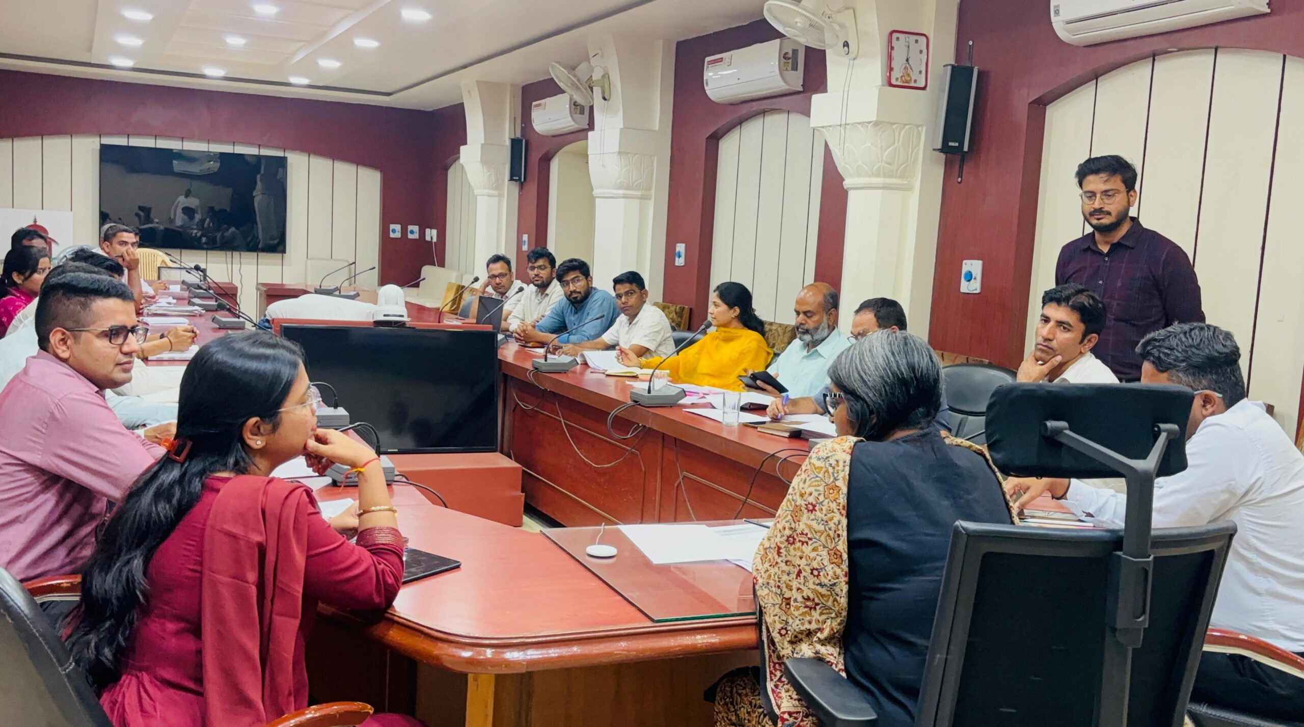 IMG 20251011 WA0002 scaled दीवाली से पहले बेहाल सड़कों को ठीक करने के दिए सख्त निर्देश, जिला कलेक्टर ने ली बैठक Rajasthan News Portal बीकानेर अपडेट