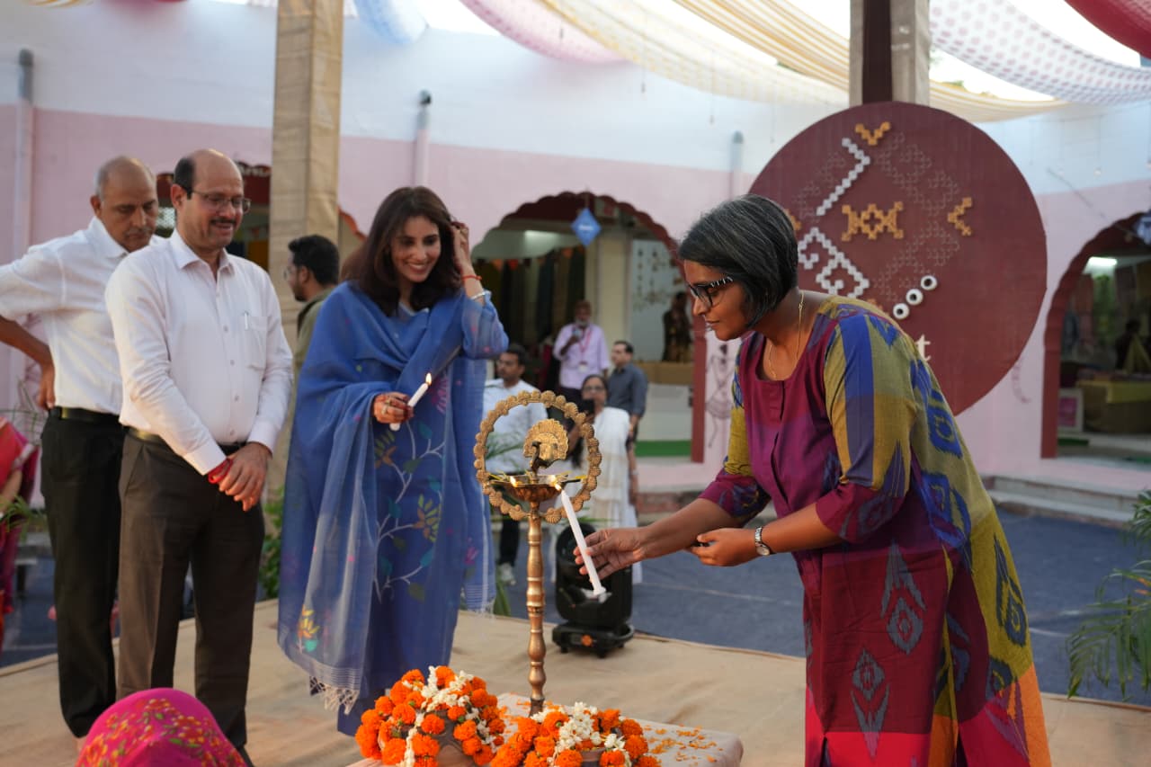 IMG 20251011 WA0046 हैंडलूम एंड हैंडीक्राफ्ट एक्सपो -विरासत विव्स’’ का संभागीय आयुक्त व जिला कलेक्टर ने किया उद्घाटन Rajasthan News Portal राजस्थान