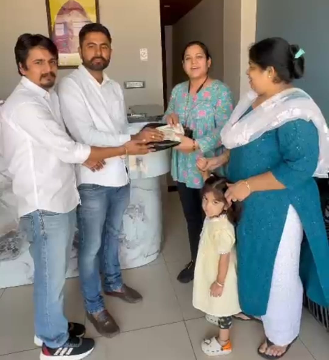 IMG 20251015 WA0018 युवतियों को रुपये लौटाकर ईमानदारी की मिसाल पेश की Rajasthan News Portal राजस्थान