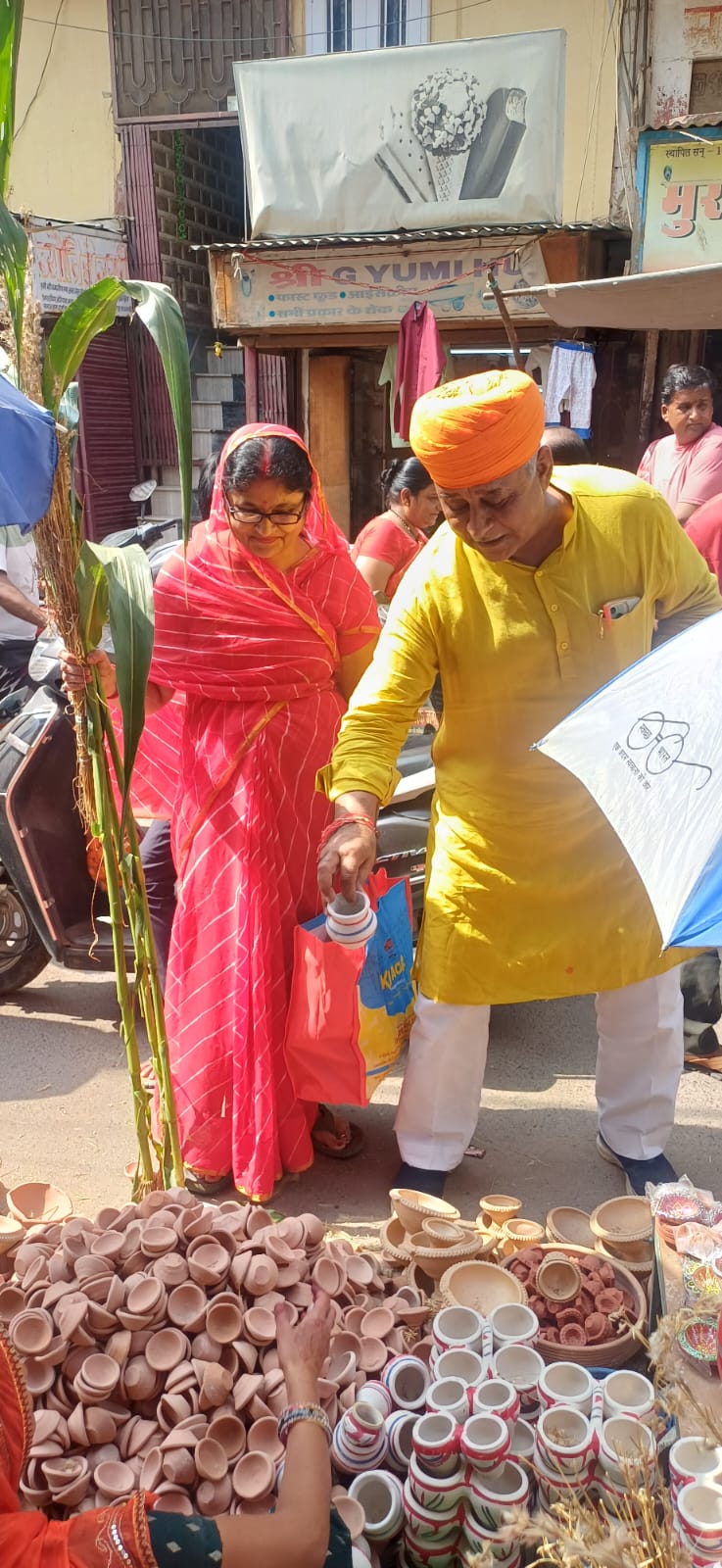 IMG 20251020 WA0013 विधायक व्यास ने स्थानीय बाजार से खरीदी स्वदेशी और परंपरागत उत्पाद Rajasthan News Portal बीकानेर अपडेट