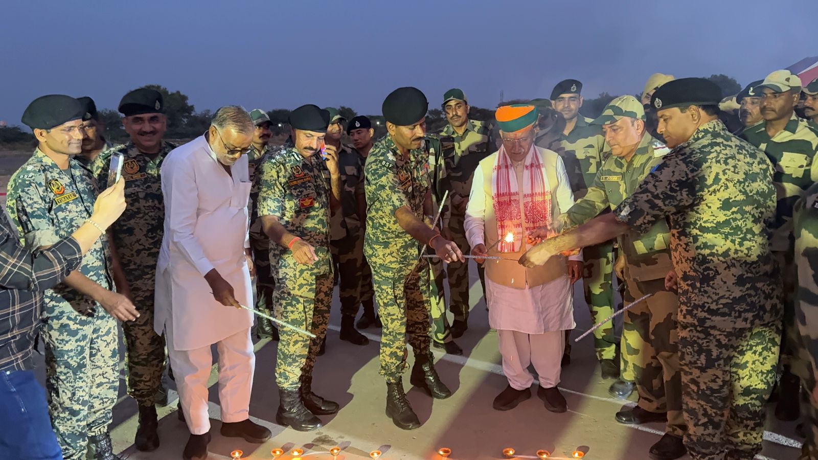 IMG 20251020 WA0041 केंद्रीय कानून मंत्री श्री अर्जुन राम मेघवाल ने बीएसएफ के जवानों के साथ मनाई दिवाली Rajasthan News Portal राजस्थान