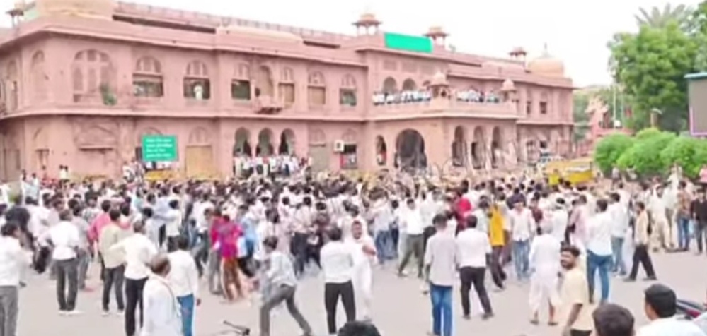 IMG 20251007 183419 बीकानेर कलेक्ट्रेट परिसर में पुलिस ने भांजी लाठियां अफरा-तफरी Rajasthan News Portal बीकानेर अपडेट