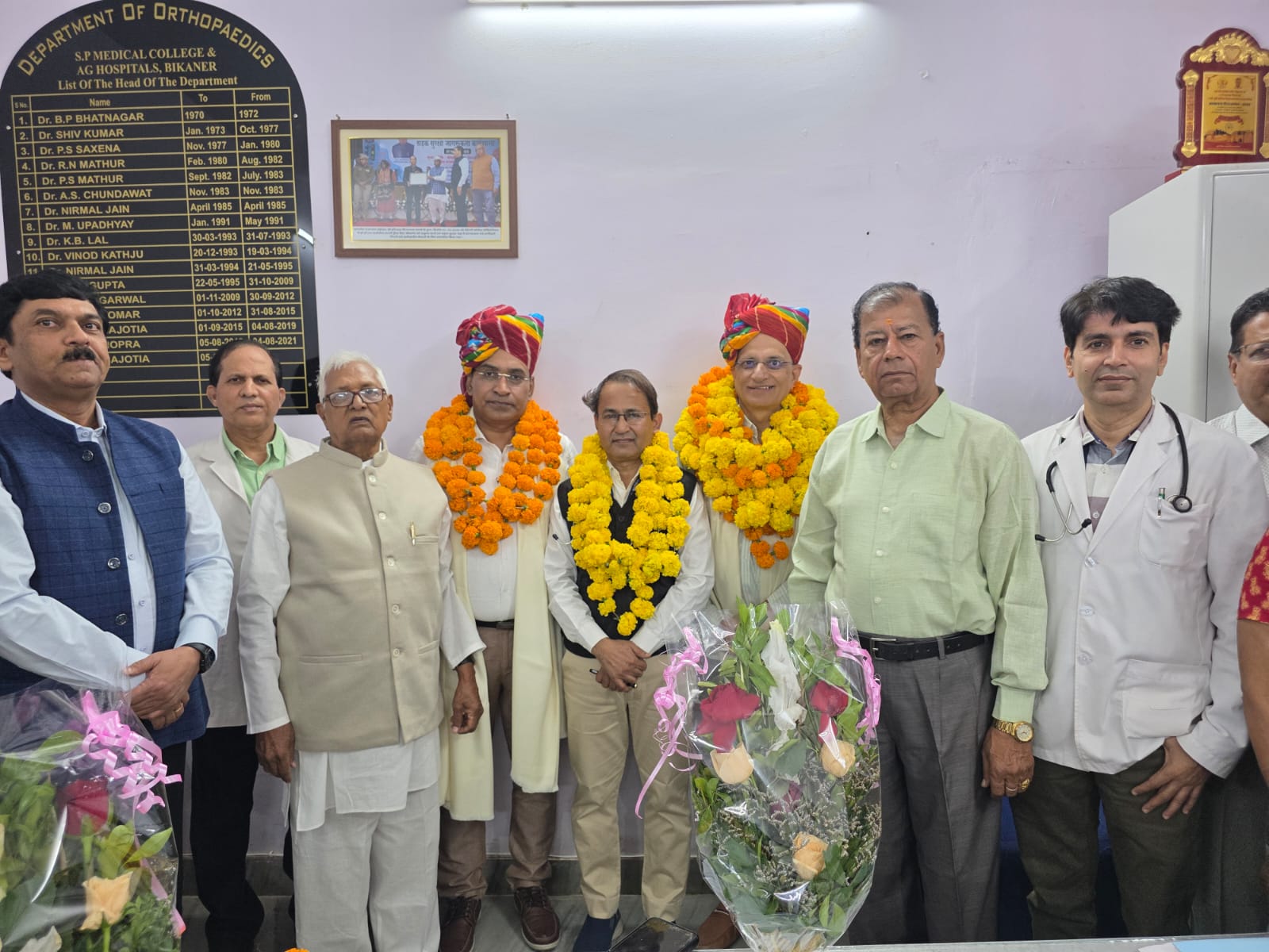 IMG 20251113 WA0017 खत्री मोदी समाज के कार्यकर्ताओं ने मेडिकल कॉलेज प्राचार्य व अधीक्षक का किया अभिनन्दन, 10 बेड गद्दे और 20 पंखे भेंट Rajasthan News Portal बीकानेर अपडेट