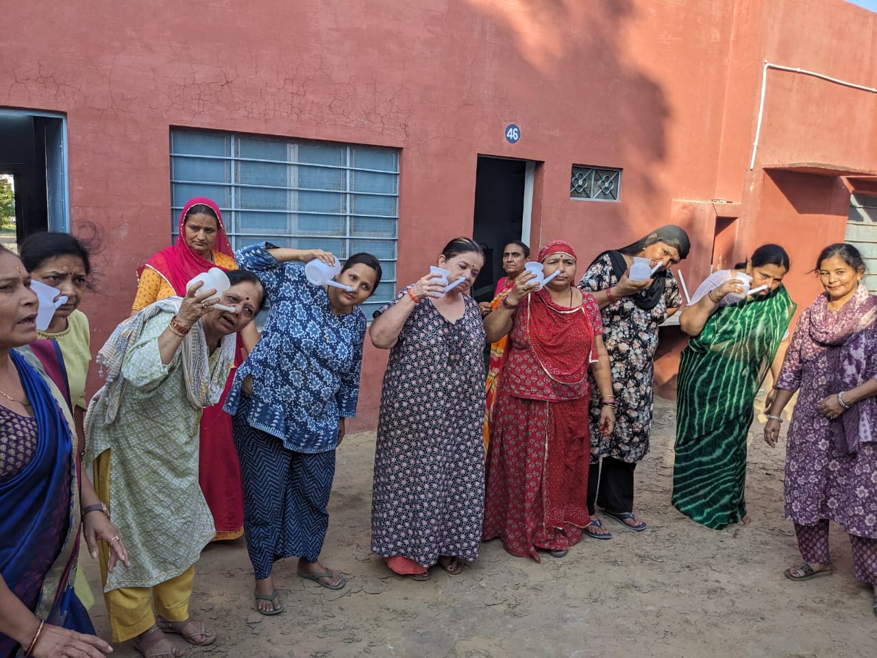 IMG 20251118 WA0013 महिलाओं ने जलनेति व शिरोधारा का अभ्यास किया Rajasthan News Portal राजस्थान