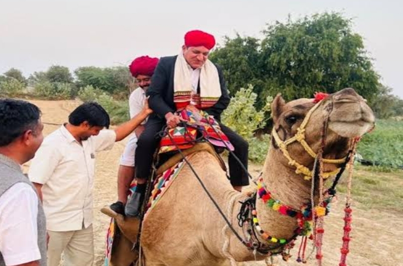 IMG 20251127 095118 ऊंट करेगा बेड़ा पार! रेतीले धोरों में घर-घर पहुंचना बना चुनौती, एसडीएम और बीएलओ ऊंट पर बैठकर कर रहे SIR का कार्य ! Rajasthan News Portal राजस्थान