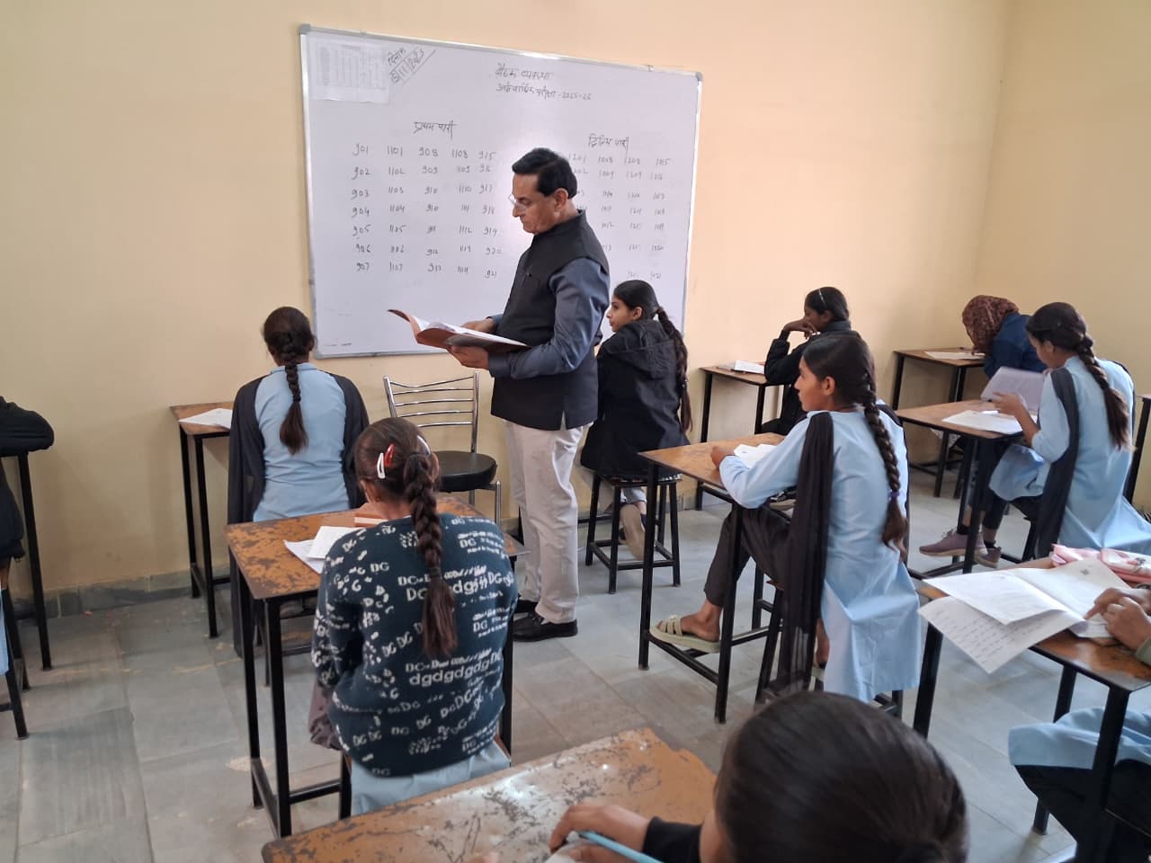 WhatsApp Image 2025 11 26 at 2.12.22 PM शिक्षा निदेशक श्री जाट ने विभिन्न स्कूलों का किया निरीक्षण, दो शिक्षकों को नोटिस के निर्देश Rajasthan News Portal राजस्थान