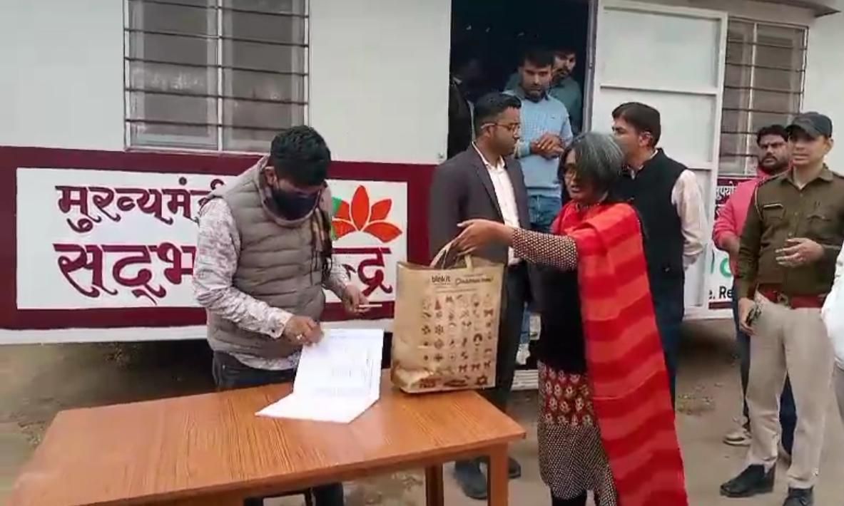 IMG 20251206 WA0007 बीकानेर जिला कलेक्टर ने मुख्यमंत्री सद्भावना केंद्र में किया पुराने गर्म कपड़ों का दान Rajasthan News Portal राजस्थान