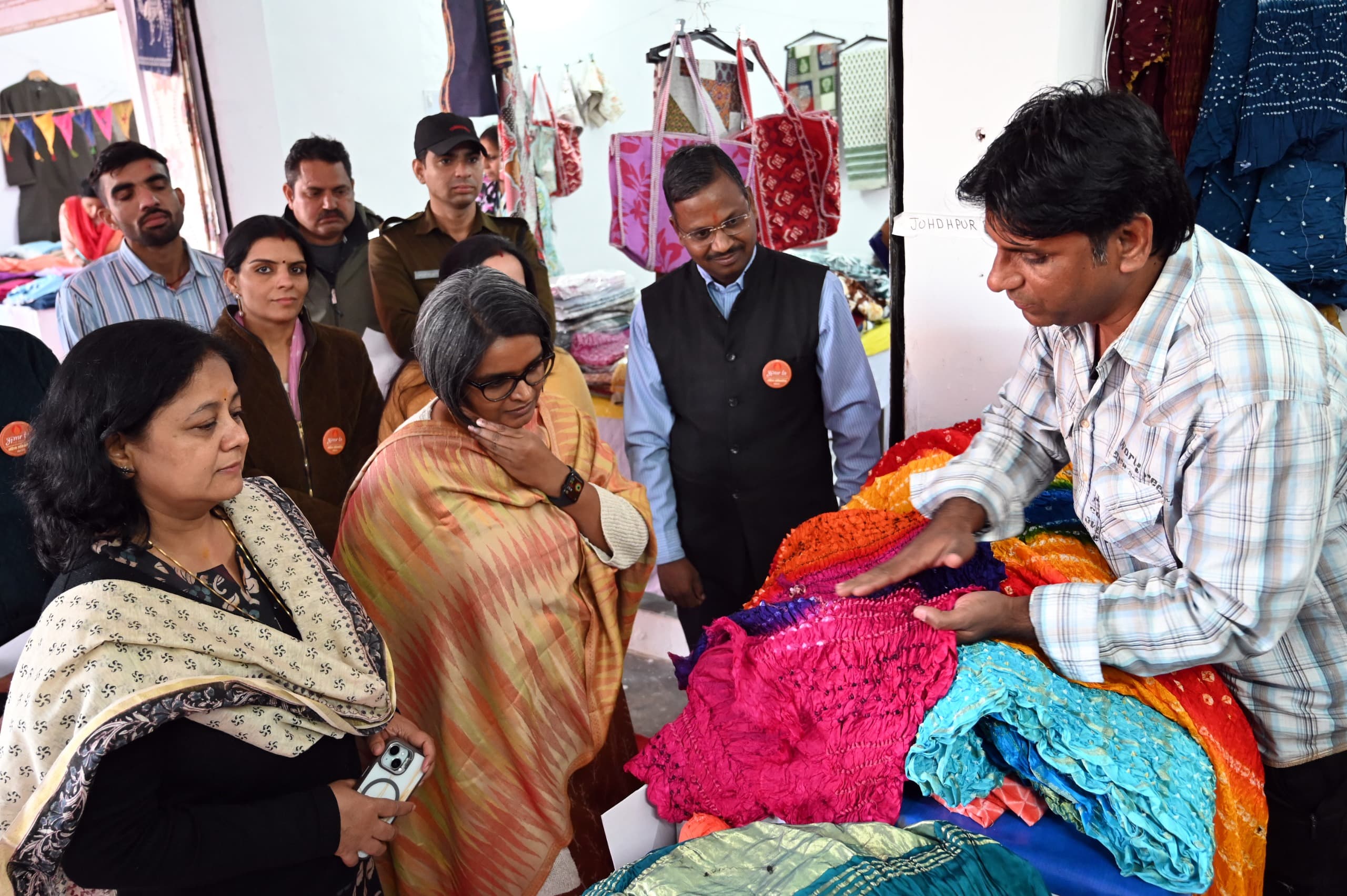 IMG 20251210 WA0013 जिला कलेक्टर ने अमृता हाट मेले का किया अवलोकन, खरीदे उत्पाद Rajasthan News Portal बीकानेर अपडेट