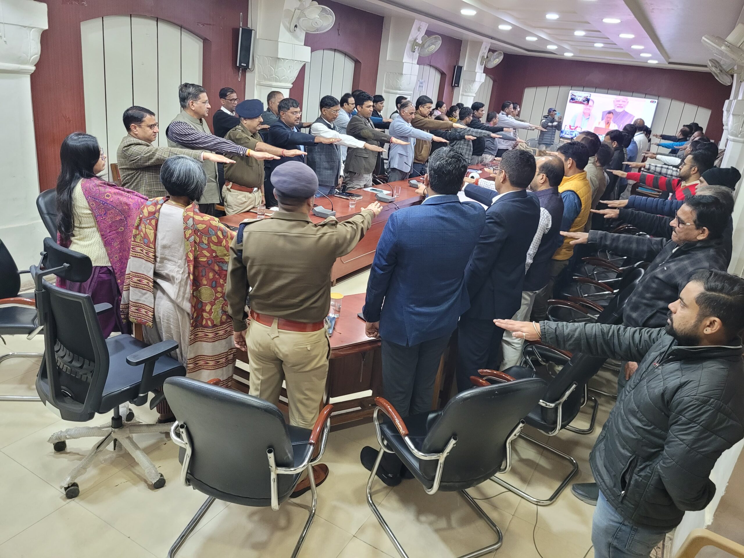 IMG 20251225 WA0017 scaled जिला कलेक्टर और पुलिस अधीक्षक सहित अनेक अधिकारी रहे मौजूद, कलेक्ट्रेट में हुआ मुख्य समारोह, मुख्यमंत्री ने वीडियो कॉन्फ्रेंस से दिलाई शपथ Rajasthan News Portal बीकानेर अपडेट