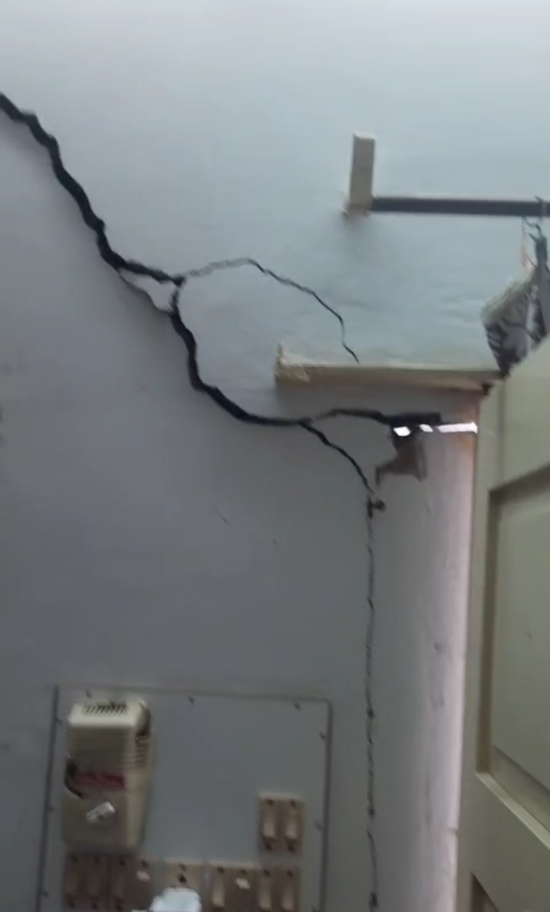 IMG 20251209 082108 बीकानेर : घरों में दरारें, गिरने का खतरा! इस वार्ड के बाशिंदों ने जिला कलेक्टर से कहा बचाओ Rajasthan News Portal राजस्थान