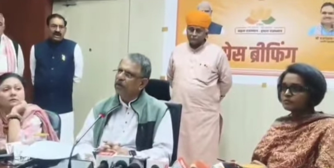 IMG 20251213 142109 प्रेस वार्ता में विधायक का फूटा गुस्सा, प्रभारी मंत्री श्री गजेंद्र सिंह खींवसर ने विकास रथों को दिखाई हरी झंडी Rajasthan News Portal राजस्थान