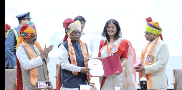 IMG 20251224 211231 एडवोकेट लावण्या को स्वर्ण पदक, एल.एल.एम में टॉप किया Rajasthan News Portal साहित्य