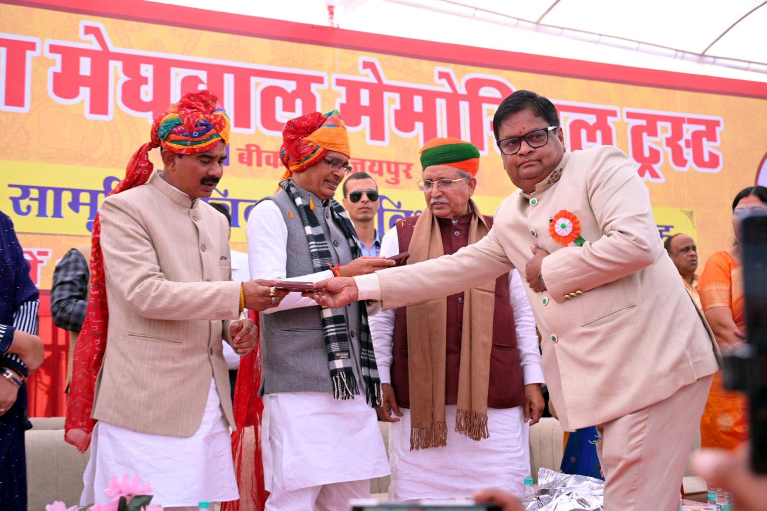 IMG 20260128 WA0042 रांका ने आरएसएस शताब्दी वर्ष के 100 रुपया का सिक्का भेंट कर केन्द्रीय मंत्री चौहान एवं टम्टा का किया अभिनंदन Rajasthan News Portal राजस्थान