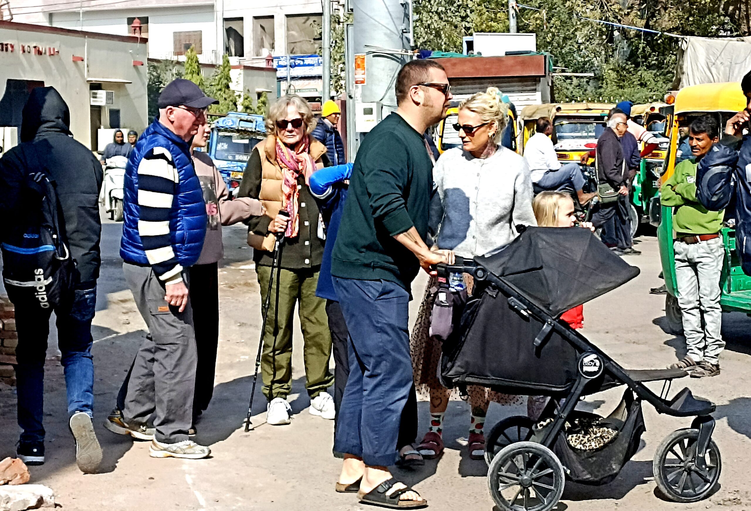 IMG 20260109 163711 scaled पर्यटन : ट्रॉली में विदेशी बच्चे, हांकते माँ-बाप, निहारते दादा-दादी, विदेशी परिवार बीकानेर में बना आकर्षण का केंद्र Rajasthan News Portal पर्यटन