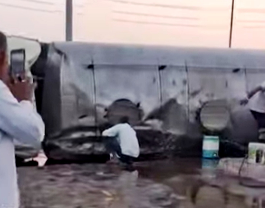 IMG 20260226 194707 सड़क पर बिखरा तेल: लूट का शुरू हुआ खेल Rajasthan News Portal राजस्थान