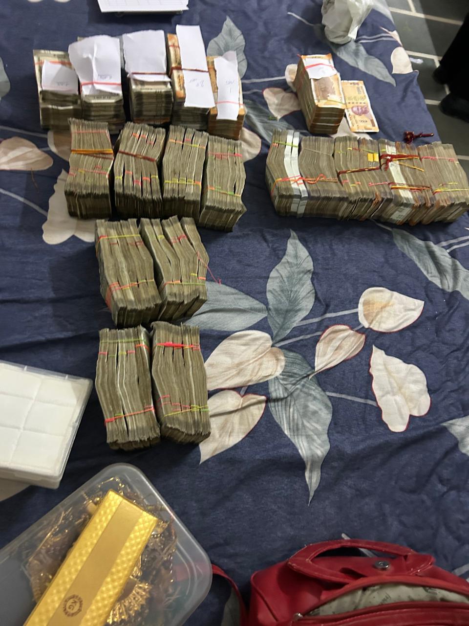 SAVE 20260213 134430 ए.सी.बी. की टीमों द्वारा बीकानेर शहर में 3 जगह कार्रवाई से हड़कंप, लाखों नकद, सोना-चांदी मिले Rajasthan News Portal राजस्थान