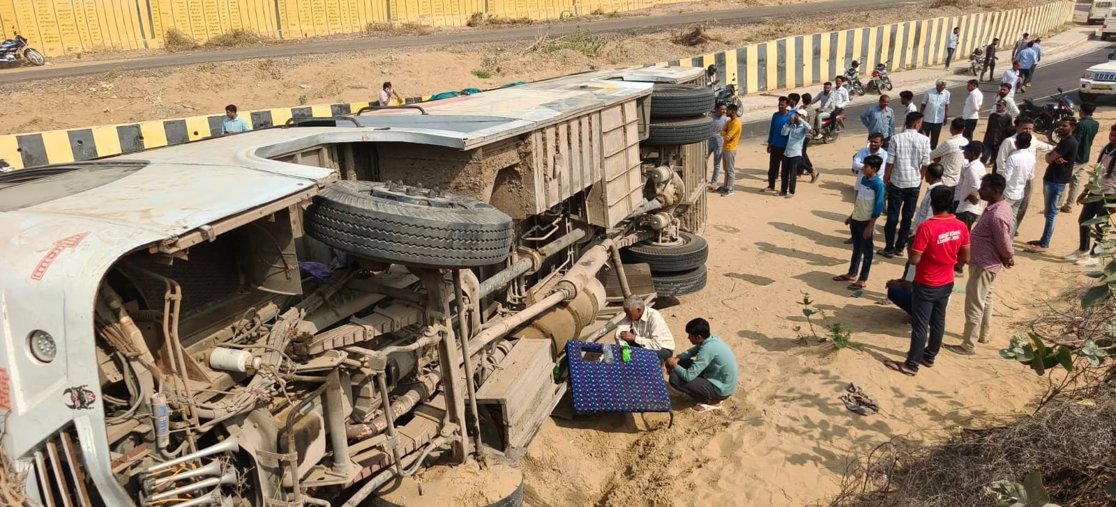 SAVE 20260217 213035 सींथल के पास बस पलटने से कई यात्री घायल Rajasthan News Portal राजस्थान