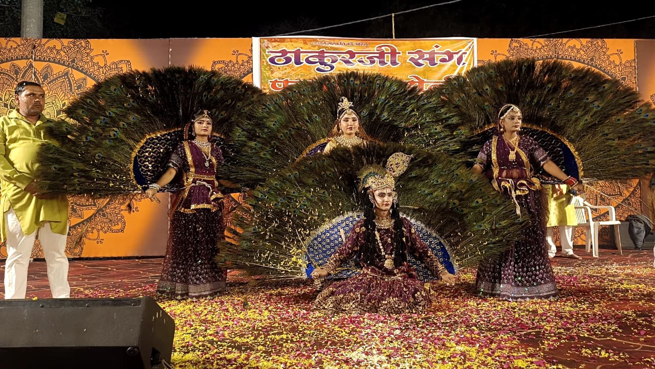 SAVE 20260227 223044 श्री लक्ष्मीनाथ मंदिर में बृज होली की धमाल कृष्ण- राधा ने खेली फूलों से होली, मयूर नृत्य ने मन मोहा Rajasthan News Portal बीकानेर अपडेट