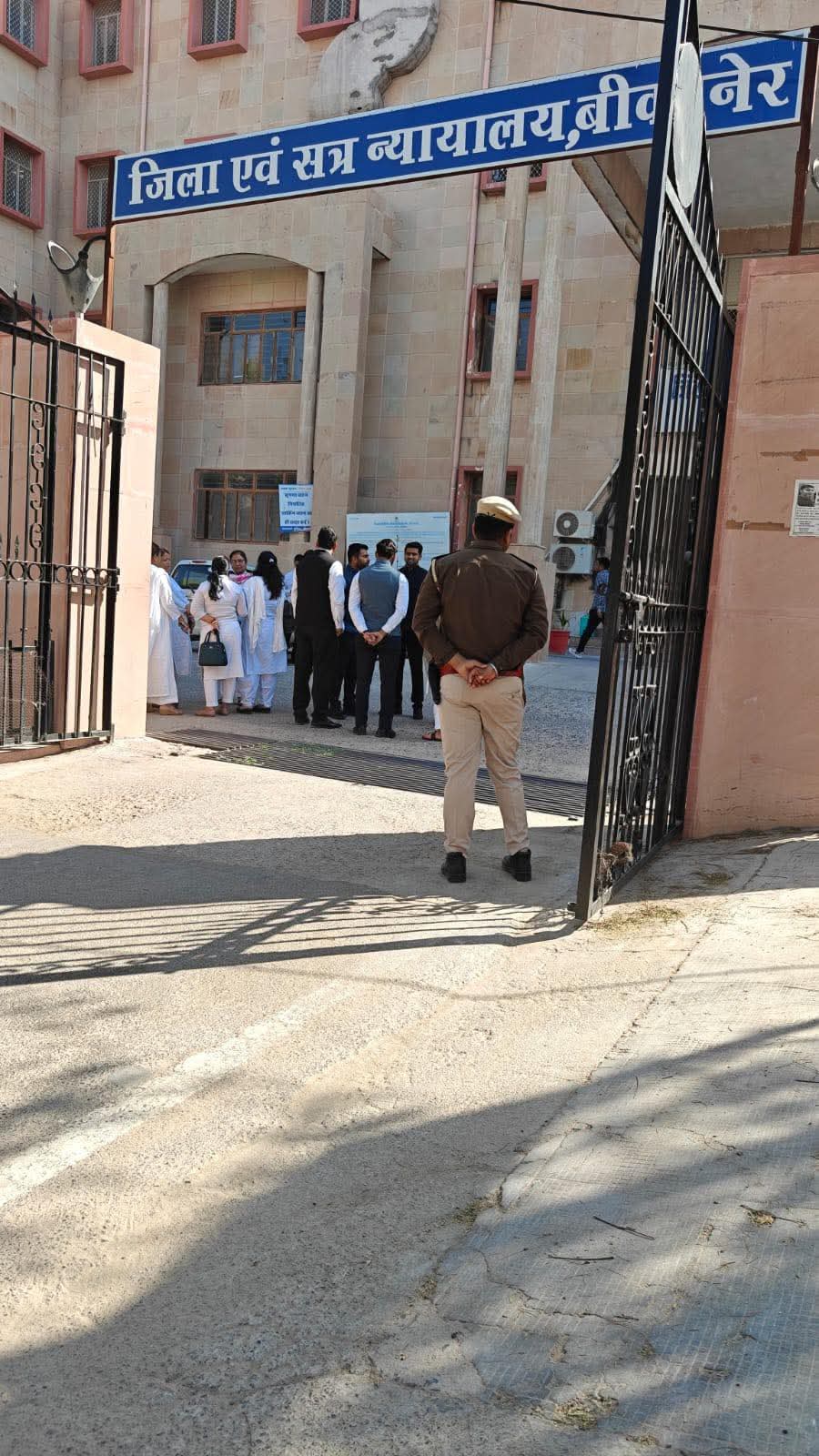 FB IMG 1772692631011 बीकानेर के कोर्ट परिसर खाली करवाया, बम से उड़ाने की धमकी के बाद हड़कम्प Rajasthan News Portal राजस्थान