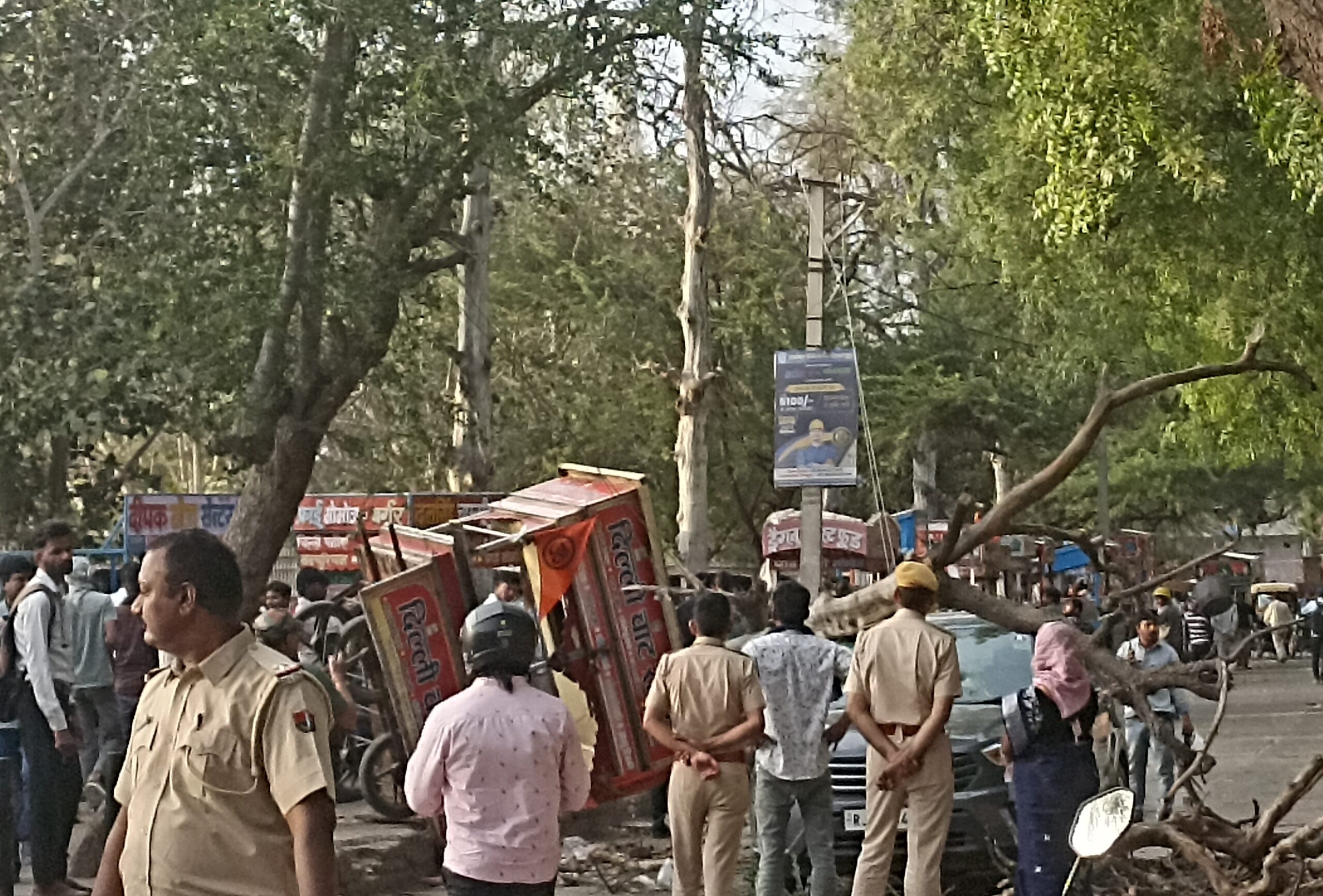 IMG 20260325 181016 scaled बीकानेर : कार पर पेड़ व खोखा गिरा, हादसा टला Rajasthan News Portal देश