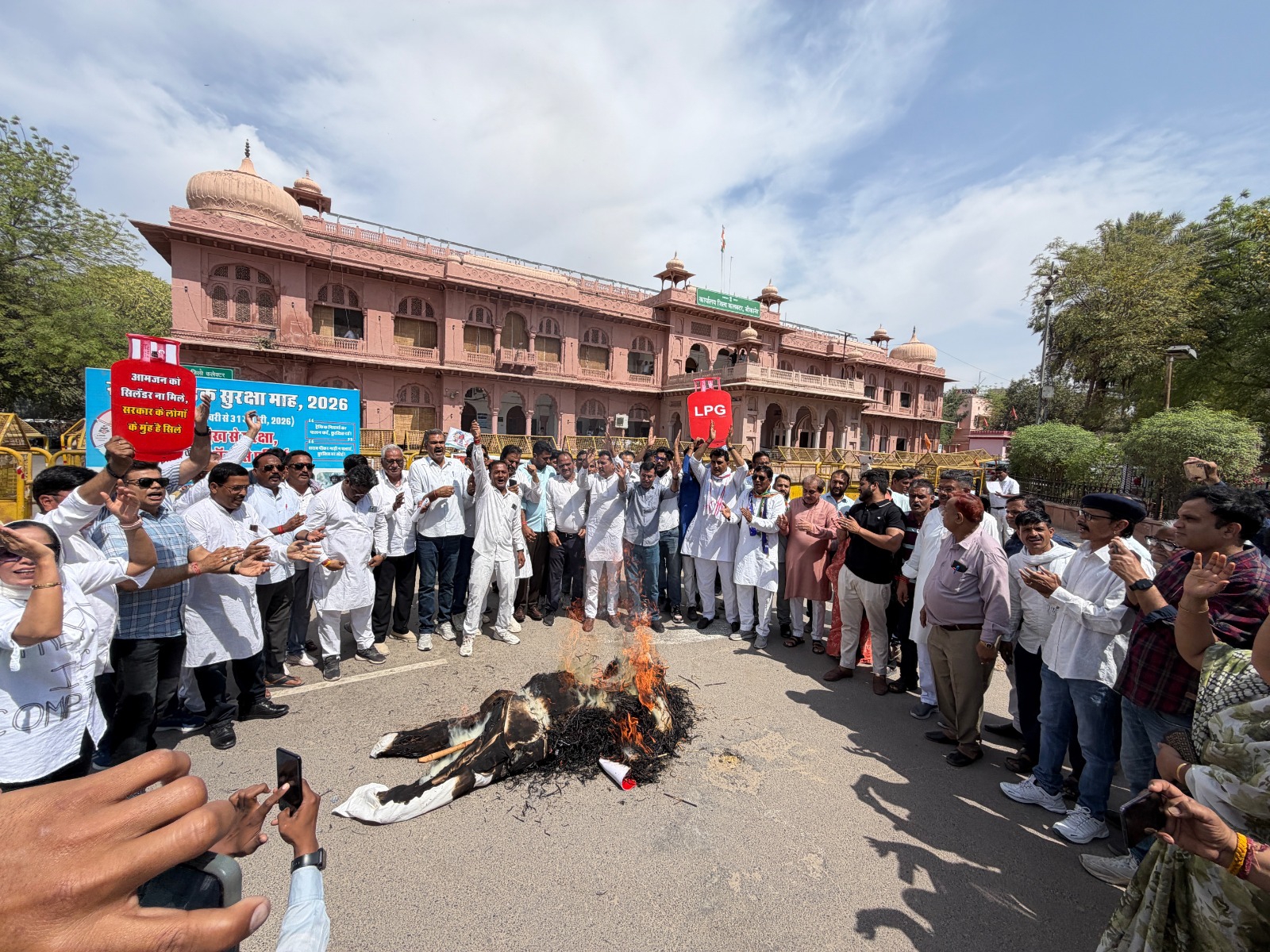 SAVE 20260313 221238 रसोई गैस महंगाई के विरोध में कांग्रेस का कलेक्ट्रेट पर प्रदर्शन Rajasthan News Portal राजस्थान