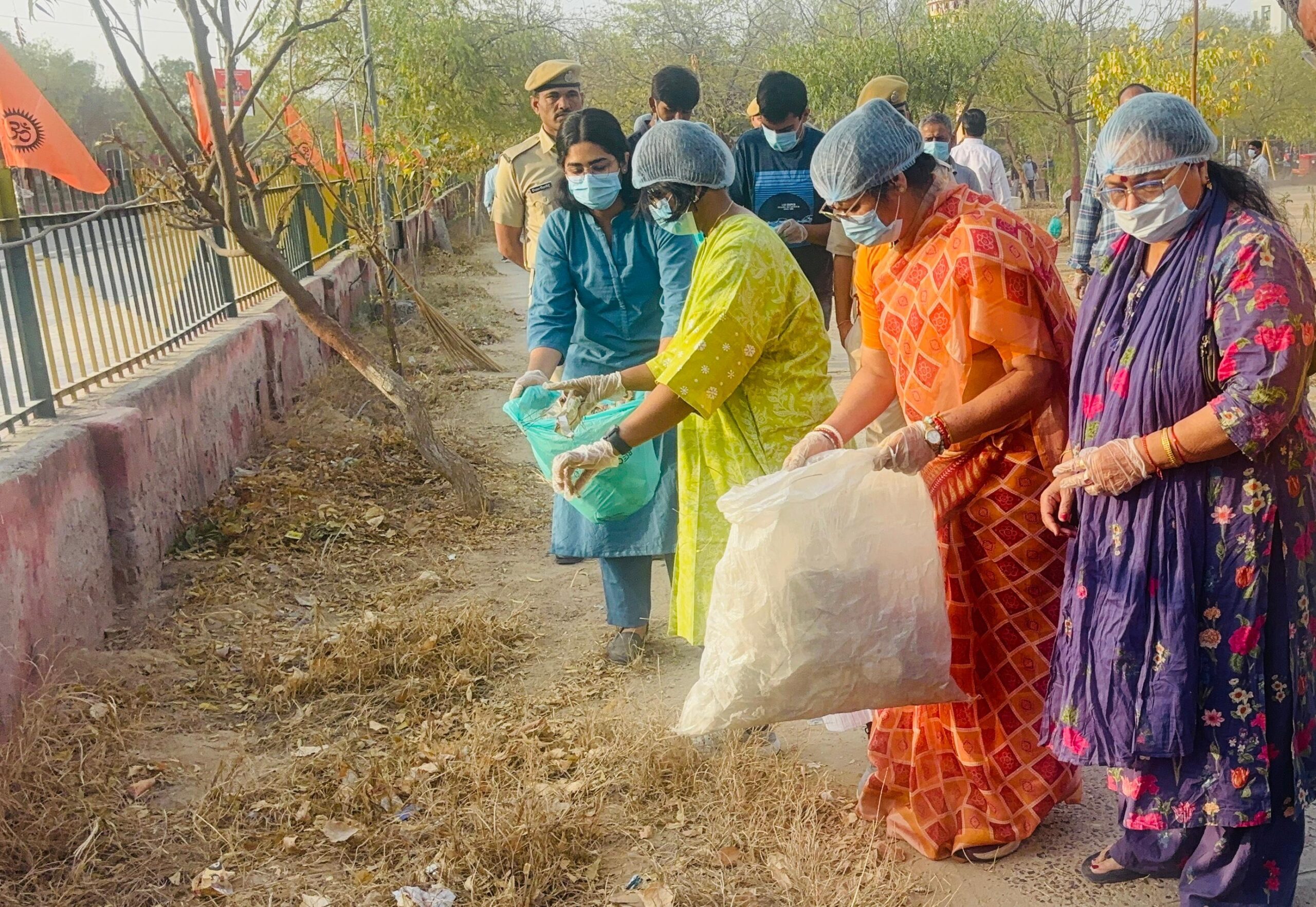 SAVE 20260314 193730 scaled जिला कलेक्टर, निगम कमिश्नर समेत अन्य अधिकारिओं और जनप्रतिनिधियों ने की भ्रमण पथ की सफाई Rajasthan News Portal बीकानेर अपडेट