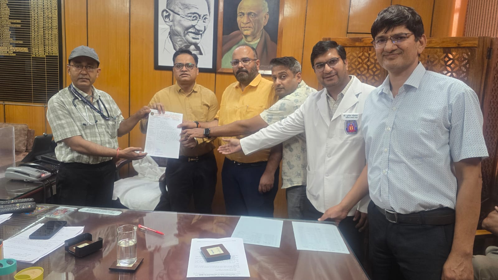 1006268652 अवकाश प्रतिबंध आदेश के विरोध में मेडिकल कॉलेज टीचर्स एसोसिएशन ने सौंपा ज्ञापन Rajasthan News Portal राजस्थान